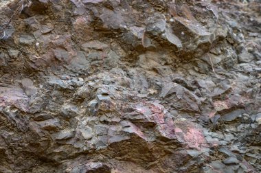 Eskimiş kaya katmanları, doğanın güneş ışığındaki sanatının güzelliğini vurgulayan eşsiz dokular ve renkler sergiliyor..