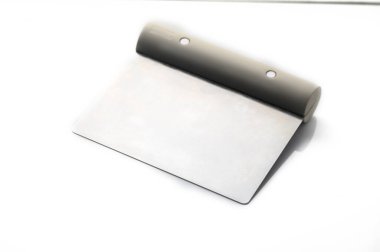 Benzersiz kıvrımlı bağlayıcı bir not defteri pürüzsüz bir yüzeyde duruyor, fikirleri ve ilhamı davet ediyor..