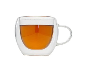 Temiz bir cam bardak, evde huzurlu bir öğleden sonra sükuneti davet eden rahatlatıcı bir fincan bitki çayı içerir..