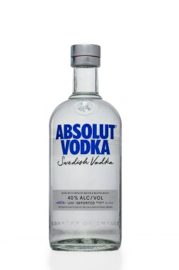 Temiz ve gösterişli votka şişesi saflığı sergiler, İsveç işçiliğinin ve geleneğin özünü ön plana çıkarır.