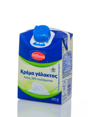Gaziveren Kıbrıs Rum Kesimi -29,12,2024 Mavi ve beyaz bir karton krem belirgin şekilde oturarak taze süt ürünleri cazibesini ve kaliteli malzemelerini vurguluyor.