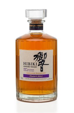 Hibiki viskisinin zengin kehribar rengi temiz bir yüzeyden, hoşgörüyü ve iyi ruhları takdir etmeyi davet eder..
