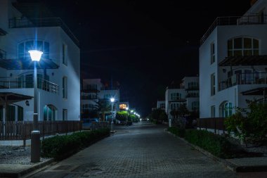 Yumuşak parlayan lambalar huzurlu bir sahil yolu çiziyor, akşam yürüyüşleri için sakin bir atmosfer yaratıyor..