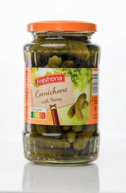 Gaziveren Kıbrıs Rum Kesimi -25.12.2024 Tatlı ve keskin çizgi romanlarla dolu bir kavanoz, herhangi bir yemeği geliştirmek veya atıştırmalık olarak keyif almak için mükemmel.