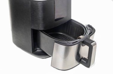 Yakından bakıldığında, modern hava fritözünün sepeti ve yenilikçi tasarımı kullanıcı dostu özelliklerini vurguluyor.