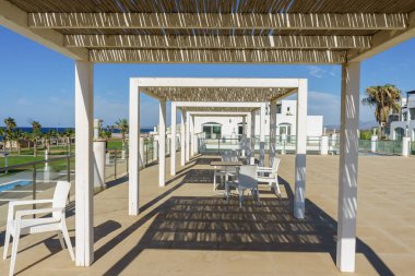 Uçsuz bucaksız bir terasta, okyanus manzarası ve rahatlığı için mükemmel bir yer..