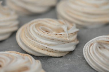 Lezzetli krema kıvrımları fırın tepsisinde serin, herkes için lezzetli yiyeceklere dönüşmeye hazır..