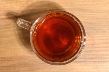 Buharı tüten bir fincan bitki çayı, öğleden sonra pencereden süzülen güneş ışığı gibi rahatlamayı davet eder..
