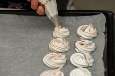 El becerisiyle boruları parşömen kağıdına döker, sıcak bir mutfak atmosferinde enfes girdaplar yapar..