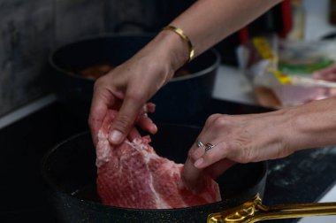 Becerikli bir aşçı taze eti cızırtılı bir tavaya yerleştirir ve mutfaktaki aromaları güçlendirir..