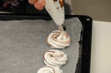 Becerikli bir el ustalıkla parşömen kâğıdına krema dökerek enfes bir tatlı ikram yaratıyor..