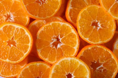 Taze dilimlenmiş portakallar renk ve aromayla patlıyor. Canlı mutfağınıza yaz tatlılığını davet ediyor..