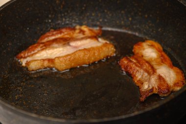 Kavrulmuş domuz pastırması tavada cızırdar, mutfağı baştan çıkarıcı bir aromayla doldurur ve kahvaltıda nefis tatlar verir..