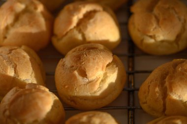 Lezzetli altın hamur işleri tel askıda duruyor, aromaları rahat mutfağın havasını dolduruyor..