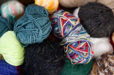 Değişik renk ve dokularda canlı bir iplik koleksiyonu yaratıcılığı sıcak bir zanaat atmosferine davet ediyor..