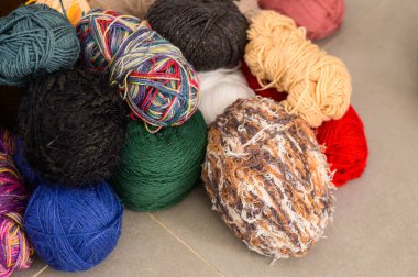 Çeşitli doku ve renklerde renkli iplikler yayılmış, yaratıcı projeler ve ilham için hazırlar..