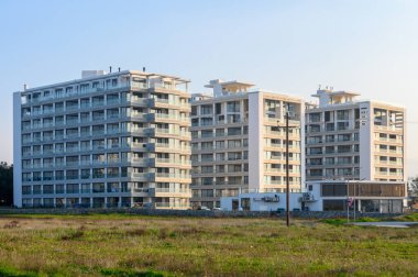 Yeni daireler sakin bir manzaraya karşı dimdik ayakta duruyor, gün batımında mimarinin ve doğanın güzelliğini yakalıyorlar..