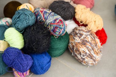 Yaratıcılığı ve sıcaklığı davet eden çeşitli renk ve dokularda canlı bir iplik yumağı koleksiyonu..