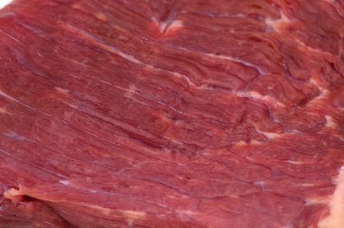 Çiğ et dilimleri baştan çıkarıcı bir doku ve canlı bir renk sergiler. Mutfak yaratıcılığı ve lezzetli yemekler için mükemmeldir..