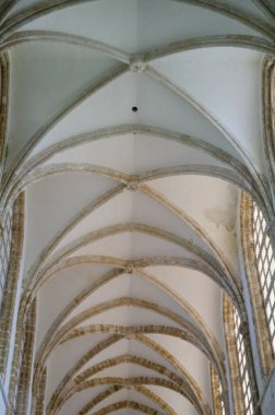 Kubbeli tavanın zarif kemerlerine bakın, tarihi işçiliği ve doğal ışığı filtreleyerek sergiliyor.