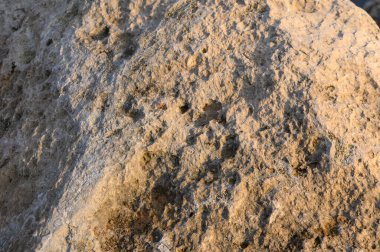 Eşsiz kaya oluşumu ılık ışıkta usulca parlar. Gün batımında nehrin kenarında doğanın sanatını ön plana çıkarır..