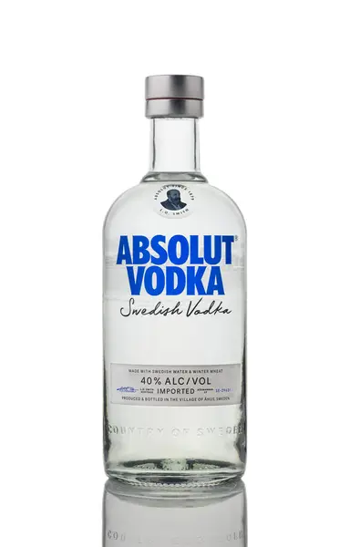 Gaziveren Kıbrıs Rum Kesimi -10.02.2025 Saf ve zarif arkaplanını ön plana çıkaran bir şişe votka belirgin bir şekilde duruyor.