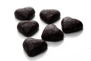 Kalp şeklinde siyah çikolatalar, her özel durumda paylaşmak ya da şımartmak için mükemmel bir teşhir yaratırlar..