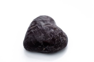 Kalp şeklinde, karmaşık dokular sergileyen bir taş, zarif bir zemin üzerinde oturur, hayranlık uyandırır..