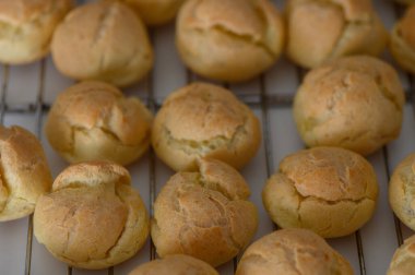 Yumuşak ve havadar börekler bir tel askıda oturur, doldurulmayı bekler, mutfakta sıcak bir koku yaratır..