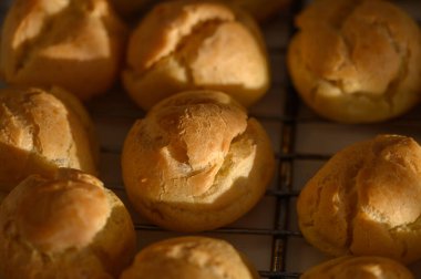 Yumuşak, altın hamur işleri pişirildikten hemen sonra bir tel askıda dinlenir. Mutfağı sıcak aromalar ve güneş ışığıyla doldurur..