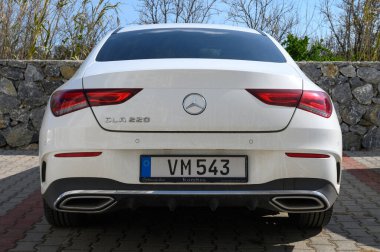 Gaziveren Kıbrıs Rum Kesimi 15.02.2025 Parlak, güneşli bir günde doğa ile çevrili taştan bir duvarın önünde durmakta..