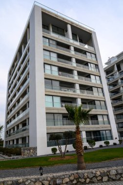 Çarpıcı bir bina düz çizgiler ve iyi korunmuş yeşil çalı ile modern tasarım içerir.