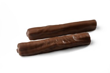 İki lezzetli çikolata davetkar bir şekilde oturup yumuşak dokularını sergiliyor ve yumuşak ışıkta cezbedici bir cazibeyle cezbediyor..