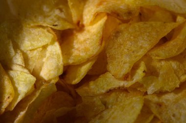 Altın patates cipsleri çıtır çıtır bir cazibe yaratır ve öğleden sonra atıştırmalık meraklılarını davet eder..