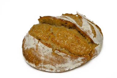 Zanaatkar ekmeğin altın kahverengi kabuğu yumuşak ve kabarık bir iç mekan ortaya çıkarıyor, el yapımı pişirmenin güzelliğini gözler önüne seriyor..