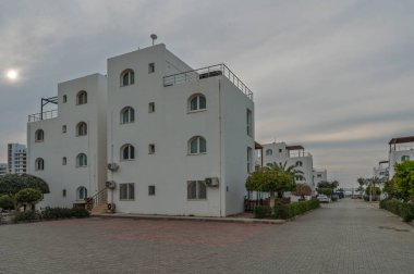 Büyüleyici beyaz yapılar, yemyeşil ve yumuşak okyanus esintileriyle çevrili sakin bir sahil caddesi boyunca otururlar..