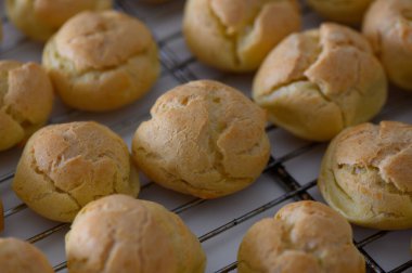 Sıcak hamur topları mükemmel şişmiş, tel askıda soğuyor, mutfakta enfes bir aroma yaratıyor..