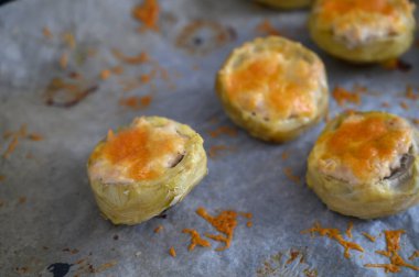 Peynirle doldurulmuş lezzetli enginarlar yıpranmış bir tepside lezzetli bir yemek için hazır..