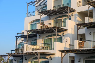 Zarif balkonlar ve el değmemiş beyaz duvarlar akşam karanlığında bu kıyı kaçamağında sakin bir atmosfer yaratır..