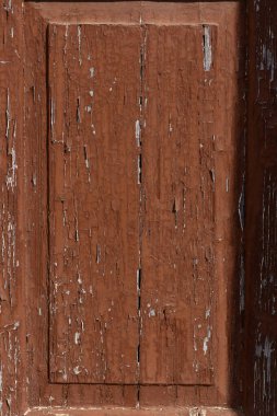 Eski ahşap bir panel, karmaşık dokuları ve katmanları gösteriyor, kırsal cazibenin ve tarihin özünü yakalıyor..