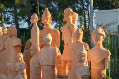 Terracotta heykellerinden oluşan bir koleksiyonda, akşam ışığının sıcacık ışıltısında güneşlenen antik sanatsal eserler sergileniyor..
