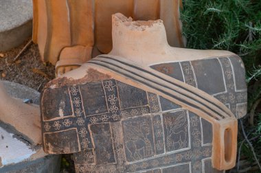 Çok güzel işlenmiş bir çömlek parçası sergisi detaylı oymalar, antik zanaat ve tarihi çağrıştırıyor..