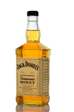 Gaziveren Kıbrıs Rum Kesimi -15.02.2025 Tennessee ballı viski şişesi altın sıcaklığı yayarak rahatlatıcı ve rahatlatıcı duygular uyandırıyor..