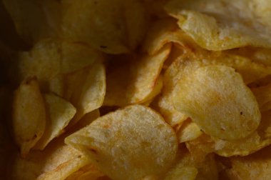 Çıtır çıtır atıştırmalıklar bir kaseyi doldurur, toplanma ya da arkadaşlarla film gecesi sırasında neşeli anları davet eder..