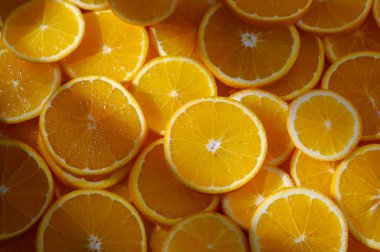 Sulu portakal dilimleri çok güzel düzenlenmiş, parlak renklerini ve tazeliklerini sergiliyorlar, bir yaz yemeği için mükemmel..