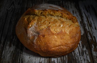 Masada soğuyan altın kabuklu somun, uzun bir pişirme sürecinden sonra sıcaklık ve aromalar yayıyor..
