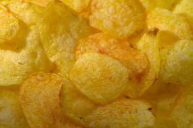 Hafif tuzlu patates cipsleri herhangi bir toplantıda veya partide atıştırmalık severler için çıtır çıtır, davetkar bir gösteri yaratır..