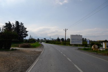 Etrafı yeşilliklerle çevrili huzurlu bir yol gezginleri sakin kırsal bölgeleri keşfetmeye davet ediyor..