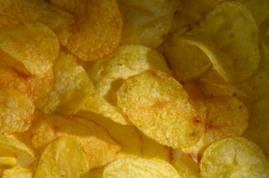 Canlı bir altın patates cipsi koleksiyonu, abur cubur meraklıları için cazip bir çıtır sunuyor..