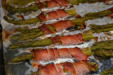 Pastırmaya sarılmış lezzetli kuşkonmaz ızgarada cızırdıyor, sıcak bir öğleden sonra yemeğinin tadını çıkarıyor..